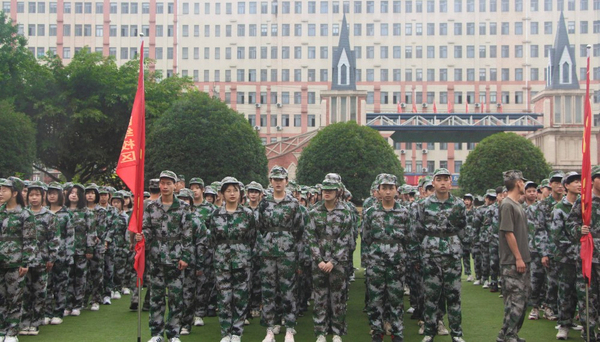 军训了!四川五月花技师学院举行2020级新生军事素质拓展开训仪式
